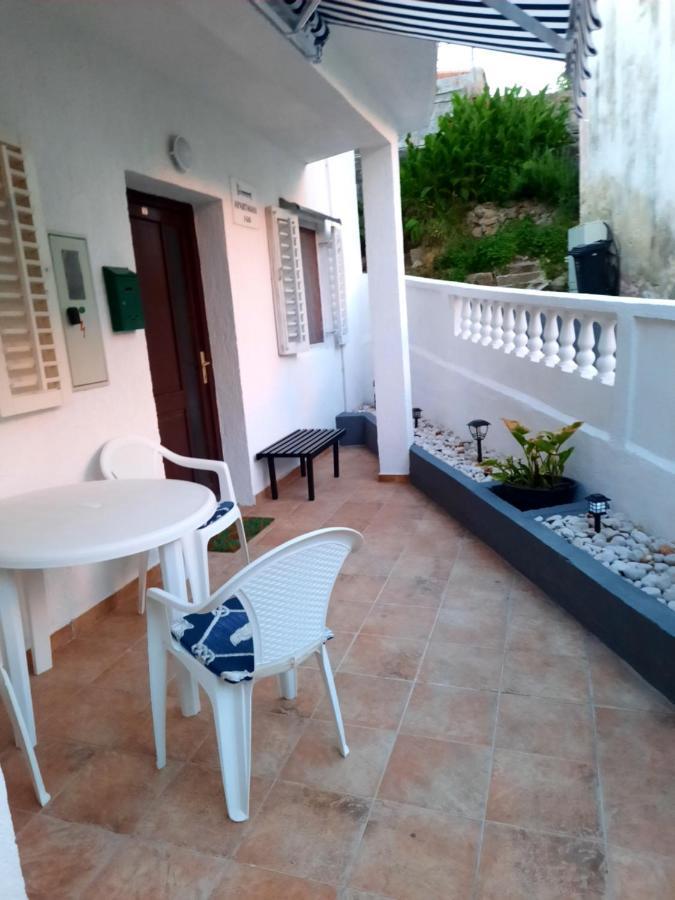 Apartmani Ana-Lora Lopar Exteriör bild