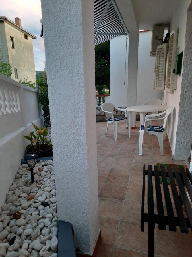Apartmani Ana-Lora Lopar Exteriör bild