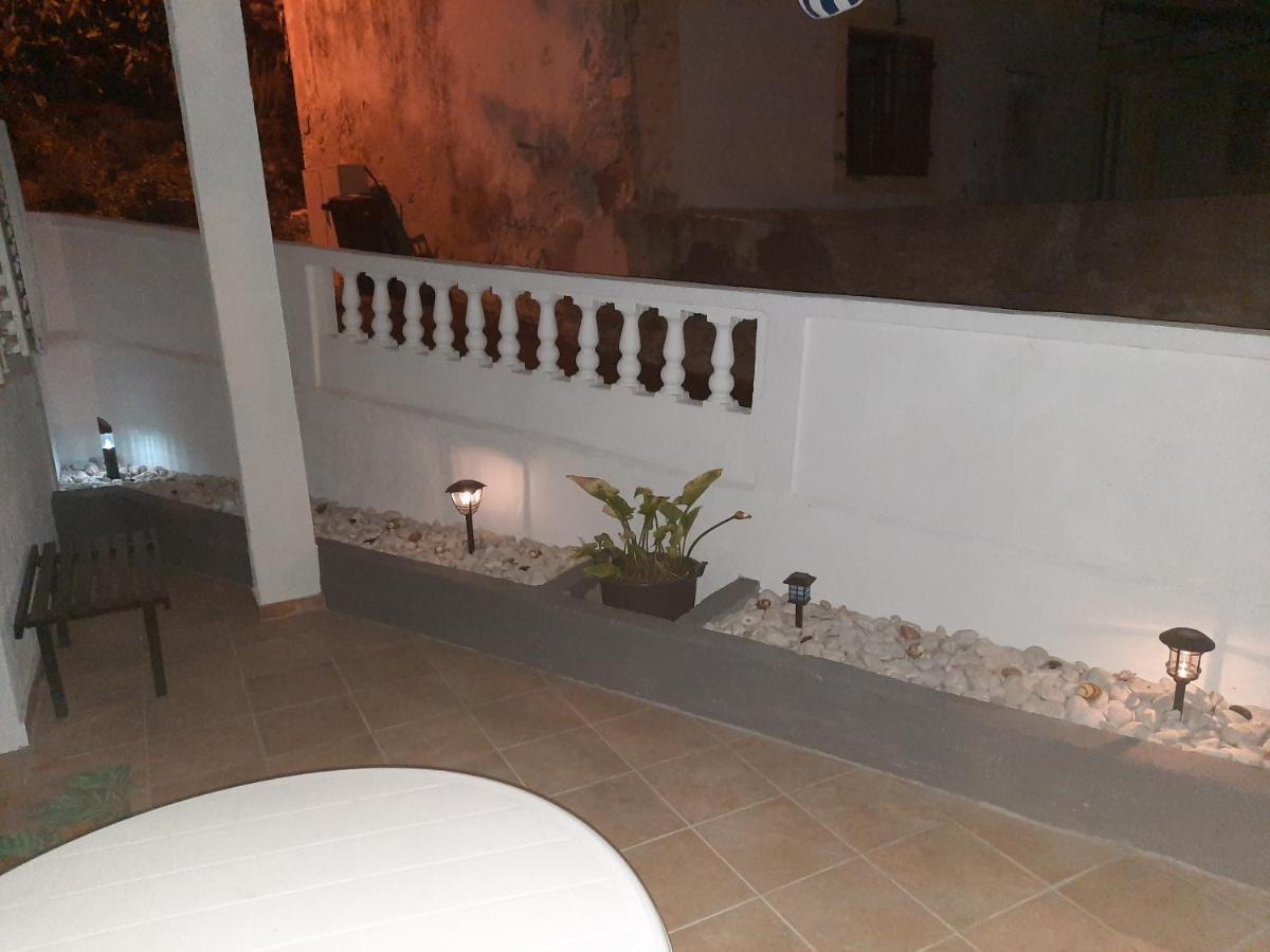 Apartmani Ana-Lora Lopar Exteriör bild
