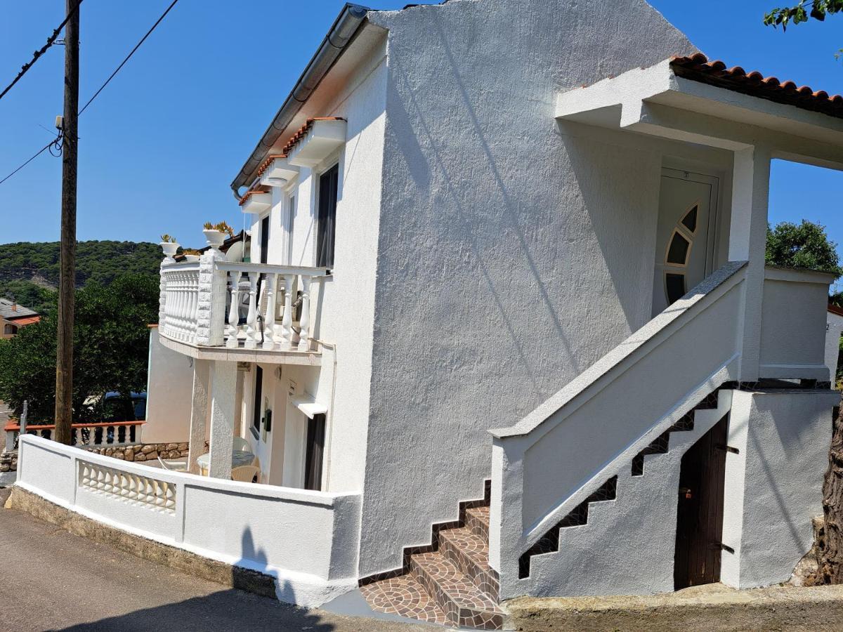 Apartmani Ana-Lora Lopar Exteriör bild