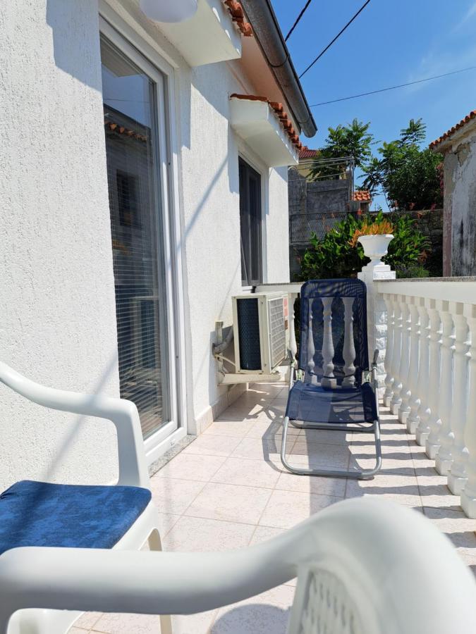 Apartmani Ana-Lora Lopar Exteriör bild
