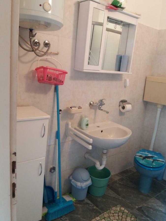 Apartmani Ana-Lora Lopar Exteriör bild