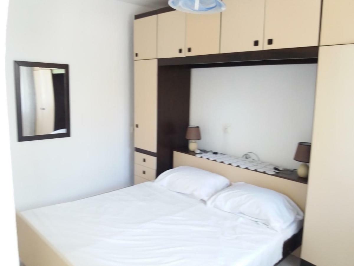Apartmani Ana-Lora Lopar Exteriör bild